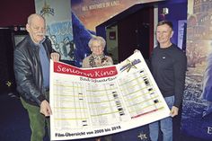 Da kommt schon ordentlich was zusammen: Auf einem großen Ausdruck haben die Macher des SeniorenKinos Peter Seedorf (l.) und Elisabeth Kremer sowie Kinobetreiber Lars Roman Paech sämtliche Filme der letzten zehn Jahre mit den zugehörigen Zahlen festgehalten. (Foto: Stefan Setje-Eilers)