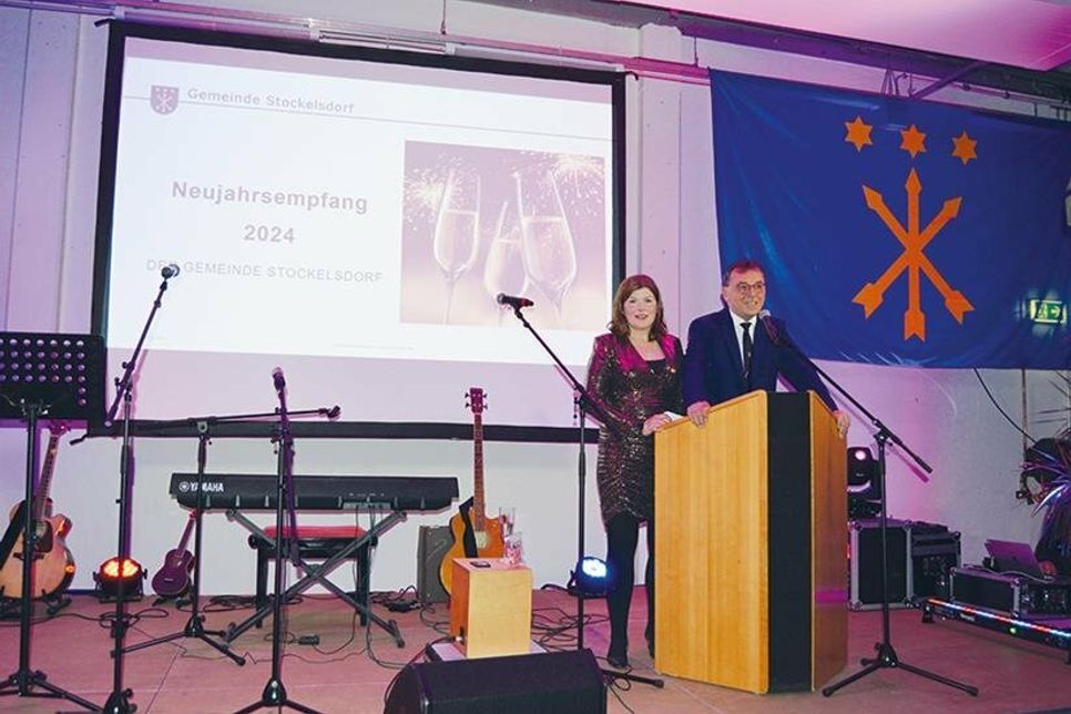 Stockeldorfs Bürgermeisterin Julia Samtleben und Bürgervorsteher Manfred Beckmann richteten bei der „after-work-party“ ihre Worte an die Gäste.