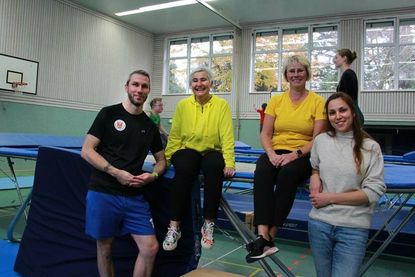Freuten sich über rege Beteiligung: Floorball-Trainer Oliver Scheplitz, 1. Vorsitzende des TSV Heidrun Seidel, 2. Vorsitzende Annett Virsnitis und Dolmetscherin Yuliana Dumke (v. lks.)