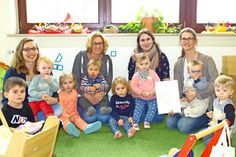Bei der Urkundenübergabe (v. lks.) Anja Hass, Anja Sindt und Sina Garbe mit Benina Gatzert und Emil Piet sowie einigen Kindern der Igelgruppe.