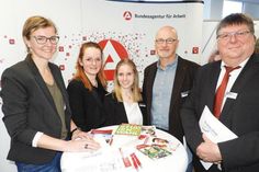 Steffi Koppitz, Alicia Carrau, Deike Knierim (Agentur für Arbeit) mit Schulleiter Carsten Ingwertsen-Martensen (re.) und dem Messe-Koordinator der BS, Thomas Vetter.