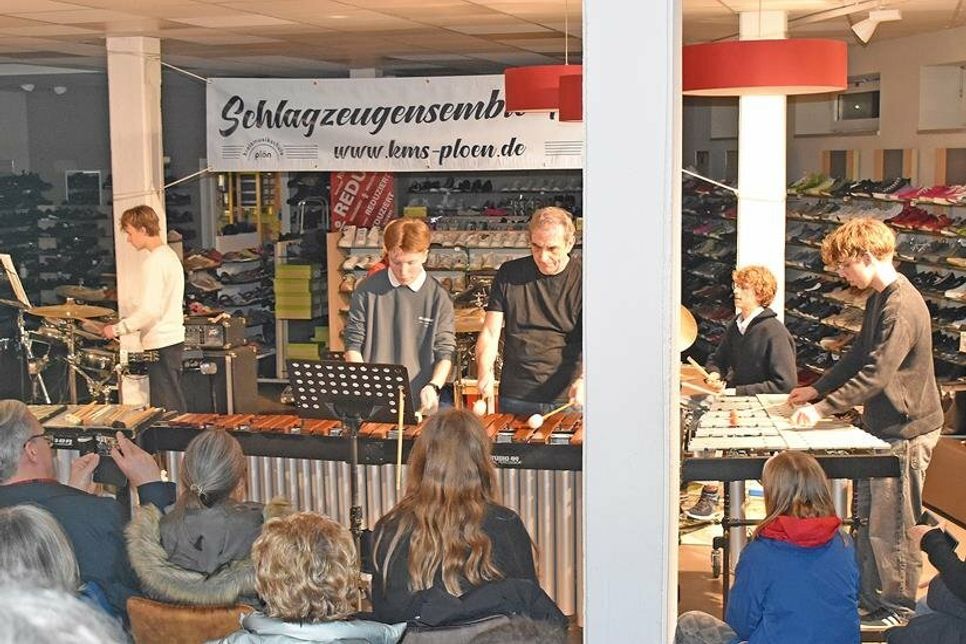 Die Firma Klint räumte ihre Schuhregale beiseite und machte den Laden zur Bühne für das Schlagzeugensemble der Kreismusikschule Plön unter Leitung von Lehrer Jochen Steentjes.