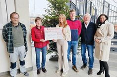 Obligatorische Scheckübergabe nach dem Weihnachtsbasar der Pönitzer Schule: Die Schülersprecher Daria Brack und Felix Diercksen übergeben mit Schulleiter Peter Schultalbers und Bürgermeisterin Bettina Schäfer (re.) den Teilerlös in Höhe von 3.520 Euro an Irena Treppe und Markus Schmierschalla (li.) von der Neustädter Tafel.