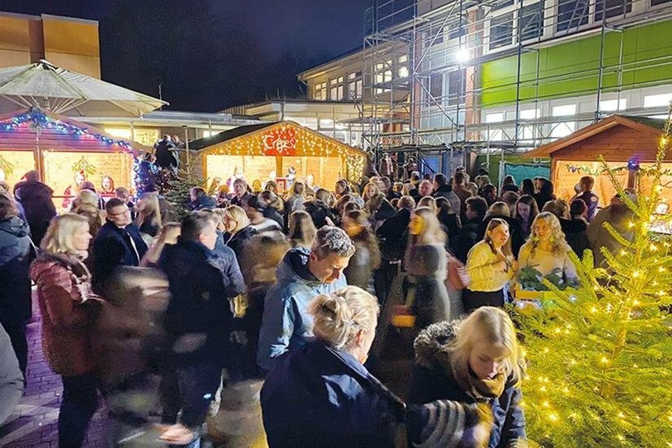 Der Weihnachtsbasar mit kleinem Weihnachtsmarkt auf dem Schulhof war am 25. November sehr gut besucht.