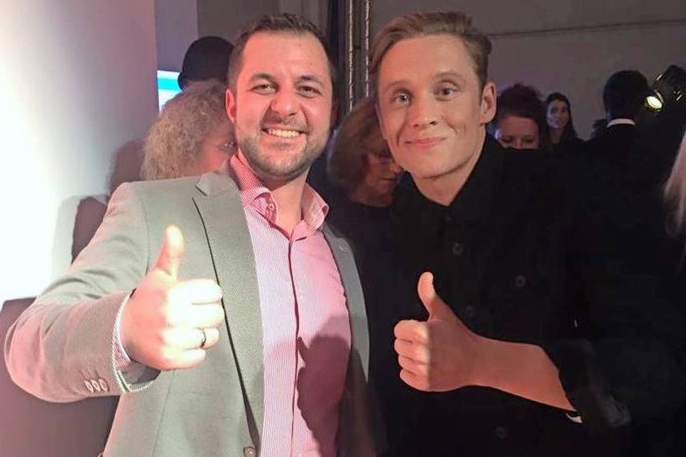 Daumen hoch: Matthias Schweighöfer findet die Unterstützung von nahkauf Klasse.