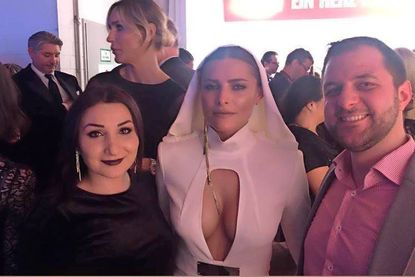 An den Telefonhörern im Studio saßen zahlreiche Stars, darunter Sophia Thomalla (Mi.)