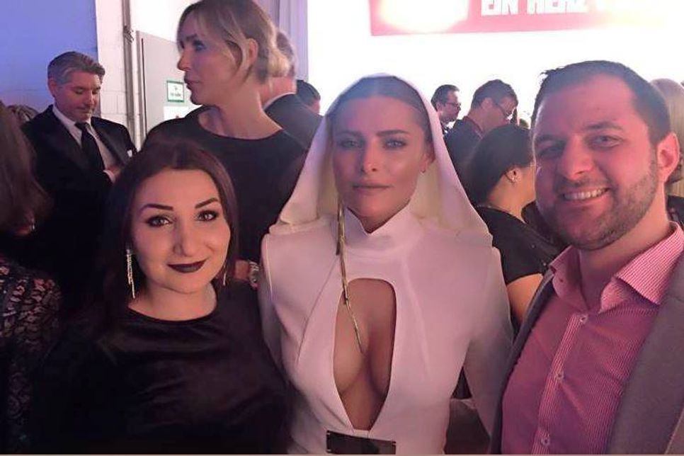 An den Telefonhörern im Studio saßen zahlreiche Stars, darunter Sophia Thomalla (Mi.)
