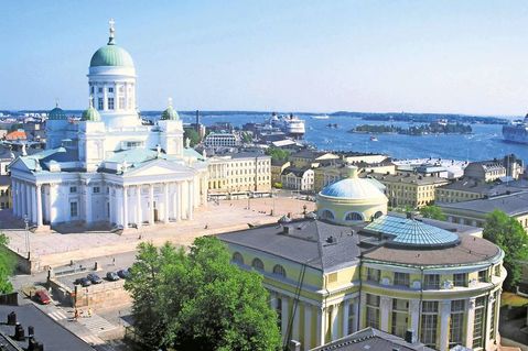 Finnlands Hauptstadt Helsinki von seiner schönsten Seite: Der beeindruckende Blick über den Marktplatz und Kathedrale auf die Hafeneinfahrt. Foto: Visit Finnland/Tuomiokirkko.