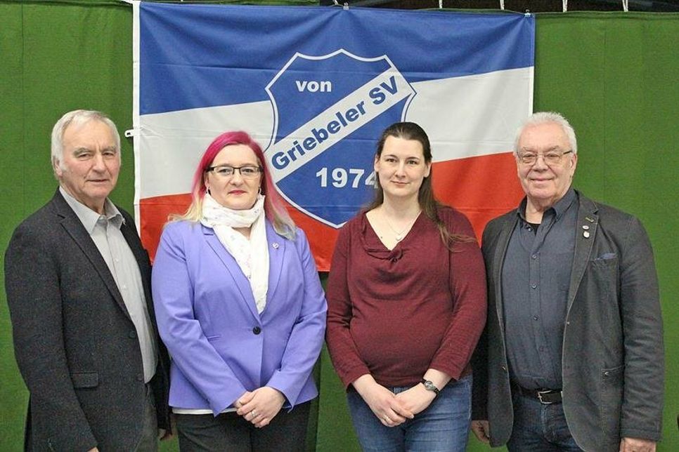 Der Vorsitzende Jürgen Fischer mit den frisch gewählten Vorstandsmitgliedern Nadine Kleinfeld, Ulrike Dobkowitz und Peter Worms.