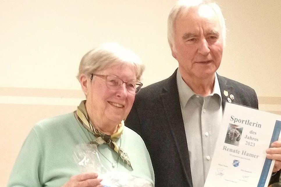 Jürgen Fischer ehrte Renate Hamer als Sportlerin des Jahres 2023.