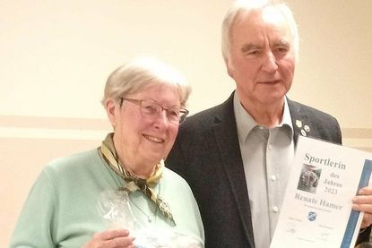Jürgen Fischer ehrte Renate Hamer als Sportlerin des Jahres 2023.