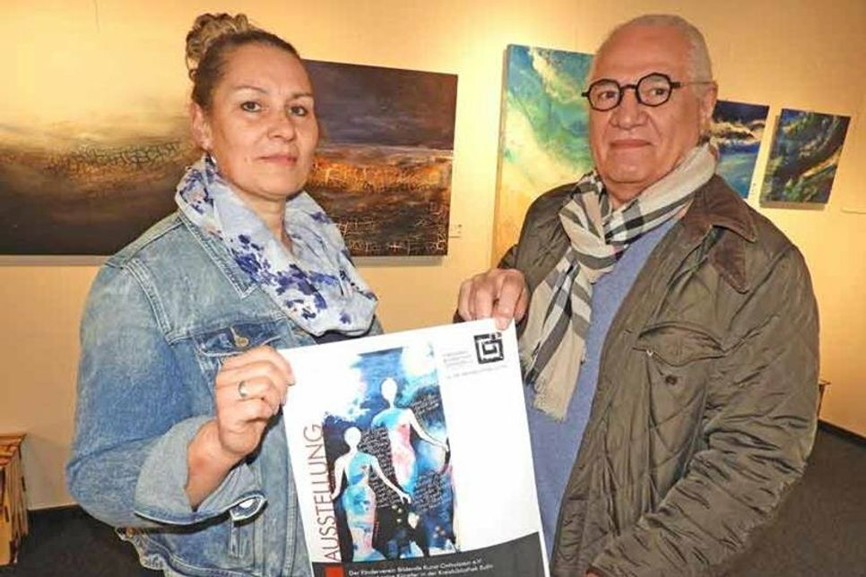 Peter Krauß vom Förderverein Bildende Kunst freut sich, dass Künstler*innen die Galerie der Kreisbibliothek als Raum für Einzelausstellungen nutzen können.