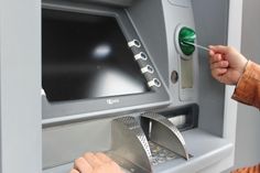 Ein Sicherheitsabstand von mindestens 1,5 Metern ist auch am Geldautomaten einzuhalten.