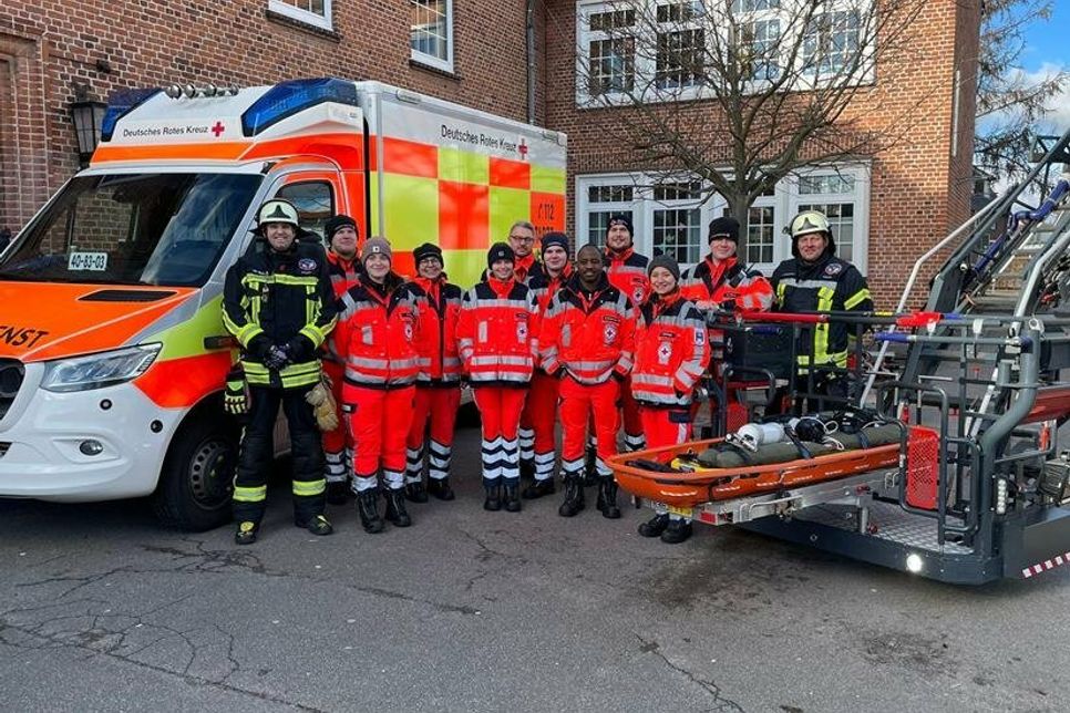 Rettungsdienst und Feuerwehr übten gemeinsam für eine weiterhin gute Zusammenarbeit.