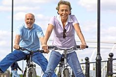 Radfahren ist ein gutes Ausdauertraining, das gleichzeitig die Stimmung hebt. Foto: djd/Biolectra Magnesium/ImageSource.
