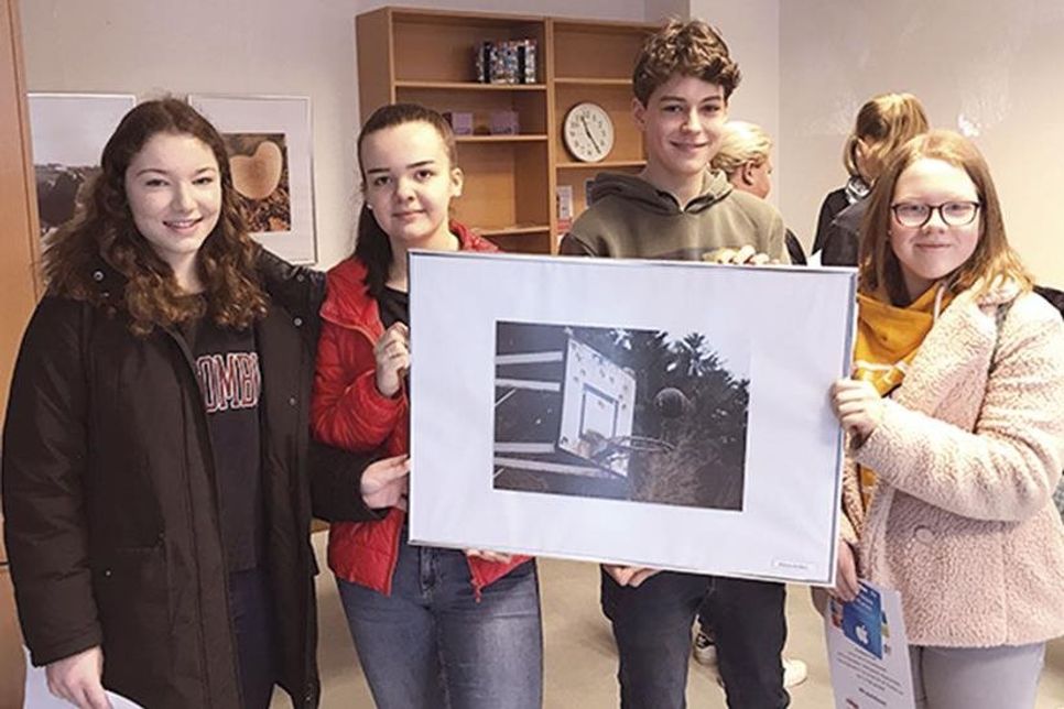 Das Foto von Elena Anders schaffte es auf den ersten Platz. Die Siegerin des des Kinder- und Jugend-Fotowettbewerbs konnte allerdings bei der Preisverleihung persönlich nicht anwesend sein. Dafür hielten die Nächstplatzierten das Siegerbild in die Kamera (v.l.): Laura Fimm, Hannah Roloff,  Maks Rießen und Pia-Maria Puck. (Foto: Lebenshilfe/hfr)