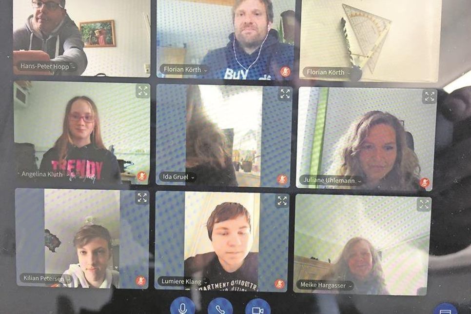 Konferenzschaltung: Täglich ab 11 Uhr klinken sich die Schüler online zum Unterricht ein.