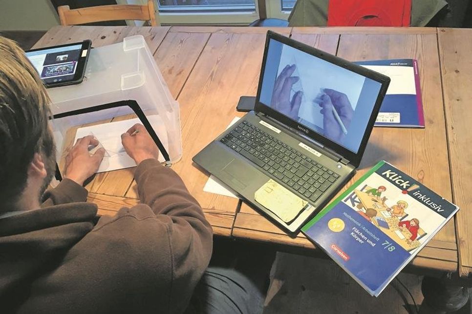 Eine Kamera überträgt die Zeichnung mit dem Geodreieck an alle Schüler.
