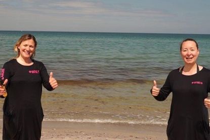 Auch Katja Lauritzen (lks.) und Julia Herrmann vom OHT haben sich für den guten Zweck in die Fluten gestürzt. (Bild: www.ostsee-schleswig-holstein.de)