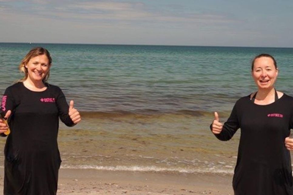 Auch Katja Lauritzen (lks.) und Julia Herrmann vom OHT haben sich für den guten Zweck in die Fluten gestürzt. (Bild: www.ostsee-schleswig-holstein.de)
