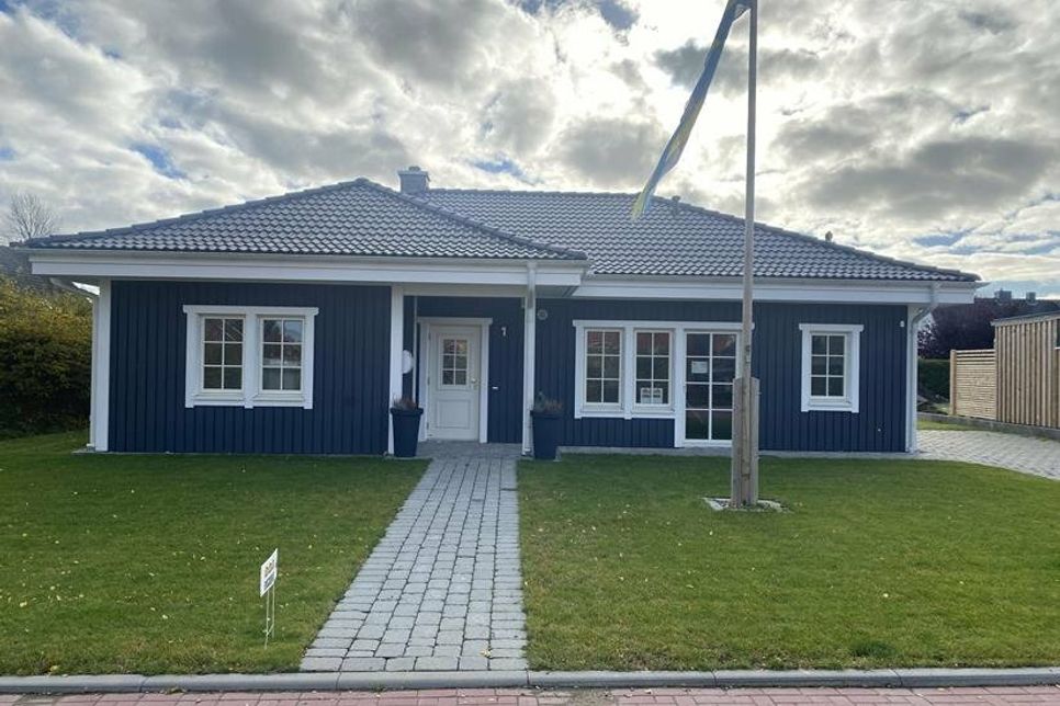 Das Eksjöhus Musterhaus in Grube, Bi de Karkwisch 1, kann am 20. November besichtigt werden. Johanna und Detlef Behrens vom Vertriebsteam von Schwedenhaus-Ostholstein stehen dort in der Zeit von 14 bis 17 Uhr für die Fragen der Besucher und eine individuelle Beratung bereit.