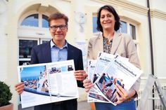 Tourismuschef Joachim Nitz und Marketingleiterin Silke Szymoniak präsentieren das neue Beteiligungshandbuch der TSNT GmbH. (Foto: René Kleinschmidt)
