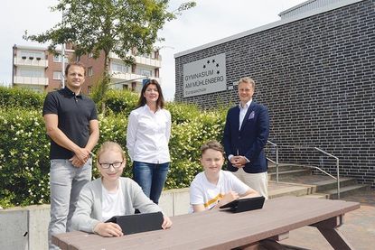 Freuen sich über die neuen iPads, die Bad Schwartaus Bürgermeister Dr. Uwe Brinkmann (r.) jetzt offiziell übergab: Lehrer und „IT-Gott“ Alexander Grell und Schulleiterin Amira Yassine sowie Aimée Kostrewa und Ben Prengel aus der 6c des Gymnasiums am Mühlenberg.