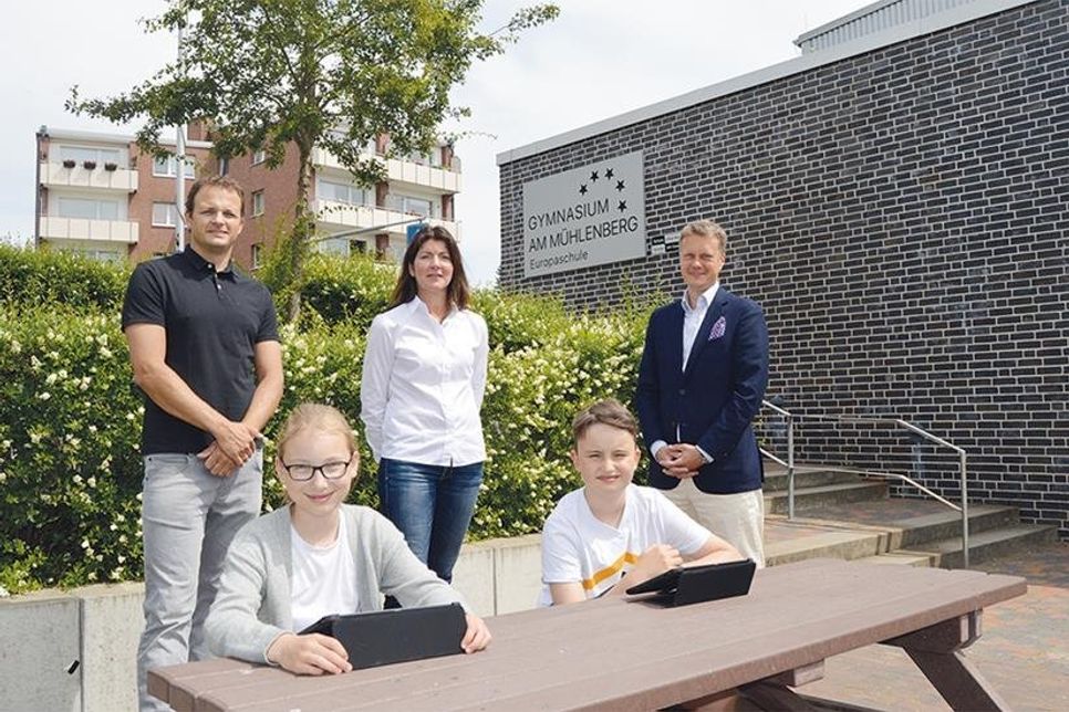 Freuen sich über die neuen iPads, die Bad Schwartaus Bürgermeister Dr. Uwe Brinkmann (r.) jetzt offiziell übergab: Lehrer und „IT-Gott“ Alexander Grell und Schulleiterin Amira Yassine sowie Aimée Kostrewa und Ben Prengel aus der 6c des Gymnasiums am Mühlenberg.