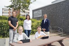 Freuen sich über die neuen iPads, die Bad Schwartaus Bürgermeister Dr. Uwe Brinkmann (r.) jetzt offiziell übergab: Lehrer und „IT-Gott“ Alexander Grell und Schulleiterin Amira Yassine sowie Aimée Kostrewa und Ben Prengel aus der 6c des Gymnasiums am Mühlenberg.