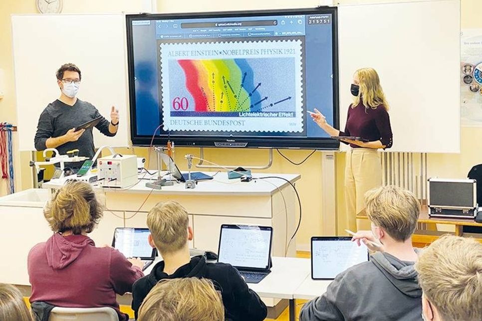 Das Ostsee-Gymnasium hat mit Unterstützung der Ulbrich-Stiftung damit begonnen, die Schülerinnen und Schüler der Oberstufe mit iPads auszurüsten.
