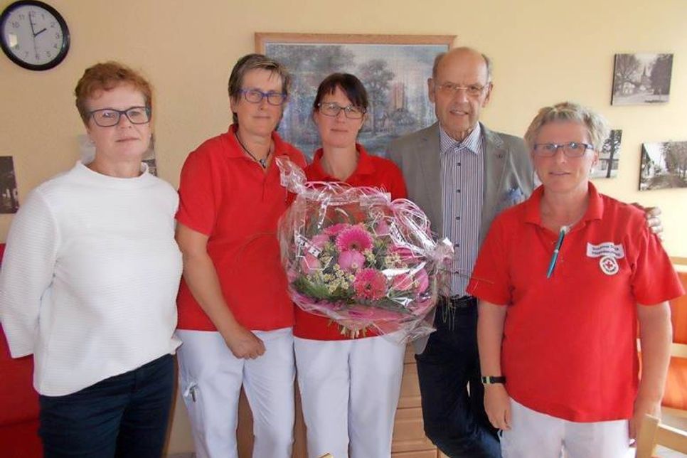 Von rechts: Susanne Struck (PDL), Fritz Schramm (DRK Ortsverein, Vorstandsvorsitzender), Katharina Hansen (Auszubildende), Sabine Detlefsen (Praxisanleiterin), Andrea Nüser (Heimleitung).