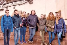 Lukas Sommer (von links), Luca Neitzel, Rebecca Kröger, Pastor Johannes Höpfner, Rebekka Bechtloff, Michele Boldt und Alina Kleinschmidt vor der Wartburg.