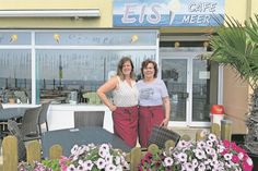 Doris Ideler (re.) mit Tochter Jasmin auf der Terrasse.