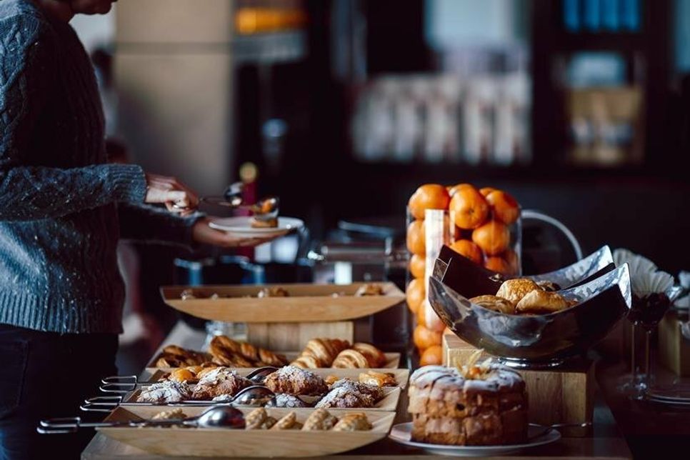 Ab heute sind Gäste an den Wochenenden wieder herzlich zum Frühstück oder zu Kaffee und Kuchen im Café Cembalo willkommen.