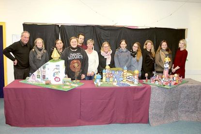 Kathrin Abel, Liza Achtenberg, Tatjana Fiedler, Christoph Greifenhain, Sandra Piwowarsky, Susanne Rahlf, Ina Rubbe, Svea Rüdiger, Larysa Schuldt, Florian Stekla, Sandra Strobel, Tanja Zornig und Nathalie Zuther mit Lehrer Henning Looft zur Präsentation ihrer gelungenen Dioramen.