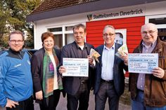Im Beisein von Fernando Hausmann (l.), Stellvertretender  Jugendwart Fußball im VfL, und der Fraktionsvorsitzenden der CDU Bad Schwartau, Ellen Brümmer, überreichte der Ortsvorsitzende der CDU Bad Schwartau, Frank Schumacher (2.v.r), die Spenden im Stadtteilzentrum Cleverbrück an die Vereinsvorsitzenden Norbert Leihe (r.) und Uwe Witaszak.