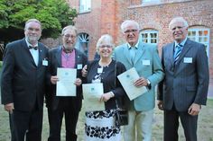 Vor den historischen Klostermauern: Kreispräsident Harald Werner, Hartmut Dahlmann, Anne Vehres, Fritz Vehres und Landrat Reinhard Sager (v. lks.).