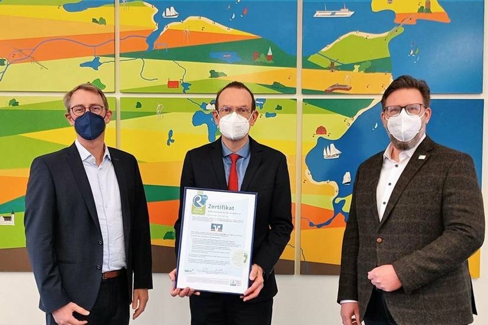 Dr. Mark Jahn (Werkleitung der SWNH), Volker David (VR Bank Nachhaltigkeitsbeauftragter) und Dirk Heckmann (Leiter Kunden & Dienstleistungen bei den SWNH) (v. lks.).