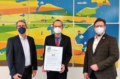 Dr. Mark Jahn (Werkleitung der SWNH), Volker David (VR Bank Nachhaltigkeitsbeauftragter) und Dirk Heckmann (Leiter Kunden &amp; Dienstleistungen bei den SWNH) (v. lks.).