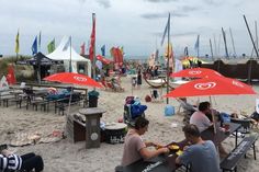 Das Veranstaltungsgelände der SUP and Soul Beach Tour in Grömitz. Hier konnten sich die Teilnehmer für Kurse anmelden, sich erholen und leckere Snacks oder kühle Getränke zu sich nehmen.
