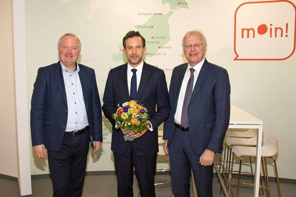 Dr. Henning Görtz, Landrat Kreis Stormarn und Vorsitzender des Verwaltungsrats und Zweckverband Sparkasse Holstein, Thomas Bothe und Reinhard Sager, Landrat Kreis Ostholstein und stellvertretender Vorsitzender des Verwaltungsrats und Zweckverband Sparkasse Holstein (v. lks.).