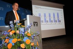 Vorstandssprecher Lars Nissen beleuchtete auf der Vertreterversammlung im Ferienzentrum Weissenhäuser Strand die Zahlen des letzten Jahres.