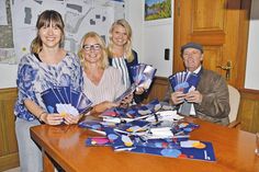 Ilka Böhm (von links), VHS-Leiterin Jutta Holweg, Sarah Kaminski und der stv. Bürgermeister Bruno Schwennesen stellen das neue VHS-Programm vor. (Foto: René Kleinschmidt)