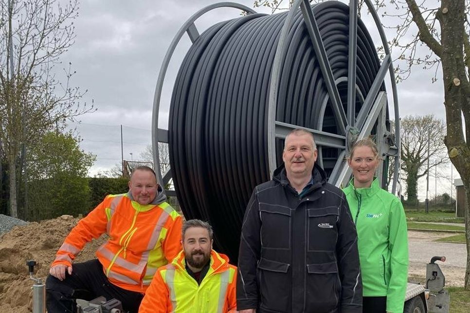 2.500 Meter HDPE Rohr befinden sich auf so einer Trommel. In Merkendorf werden etwa 1.800 Meter davon unter anderem für die Hausanschlüsse des Glasfasernetzes verbaut. Zuständig dafür sind Andre Schabke, Ridvan Dayan und Peter Lehmann, alle von der LB Tele Netz GmbH, Anne Reimers, Bauleitung SWNH (v. lks.). (Foto: Grimm, VS Media)
