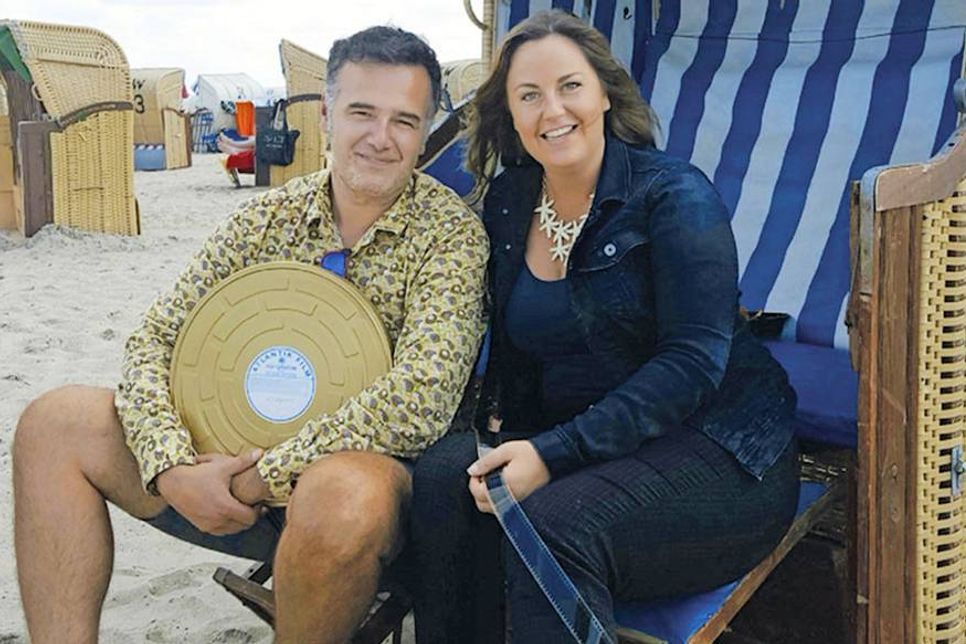 Christian Martin Lukas (Geschäftsführer Lübeck Travemünde Marketing) und Miriam Waldmann (Theaterleiterin CineStar Filmpalast Stadthalle) testen die diesjährige Strandkorb Premium-Loge. (Foto: LTM)