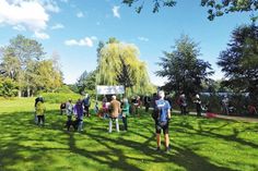 Eine Reihe von Menschen waren in den Seepark gekommen.