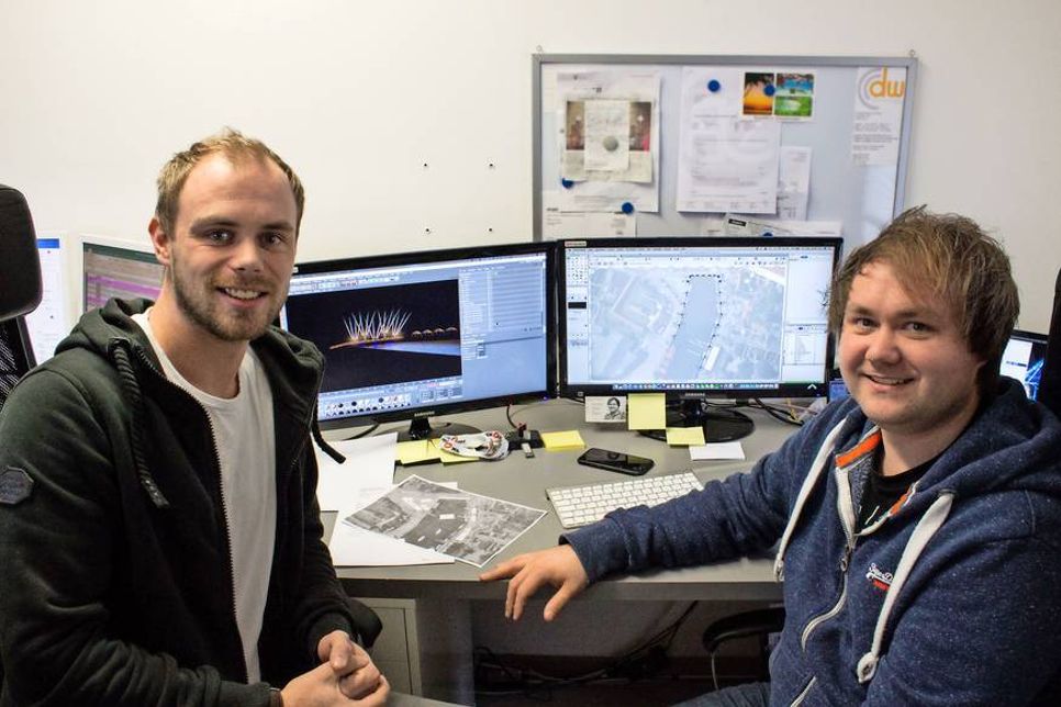 Mikel (lks.) und Danny Wardenga von Brainchildz bei der Planung der Lichtshow.