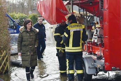 Innenstaatssekretärin Kristina Herbst macht sich in Gummistiefeln unter anderem im Erlenweg in der Aalbeek-Siedlung ein Bild von dem dortigen Hochwasser. Begleitet wird sie von Vertretern der Gemeinde, THW und Feuerwehr.