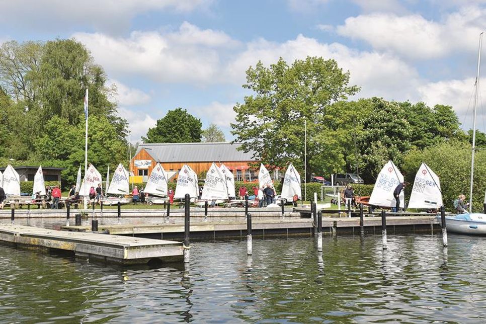 Der Bootshafen des Segelclubs Preetz liegt idyllisch gleich neben dem Strandbad am Lanker See.
