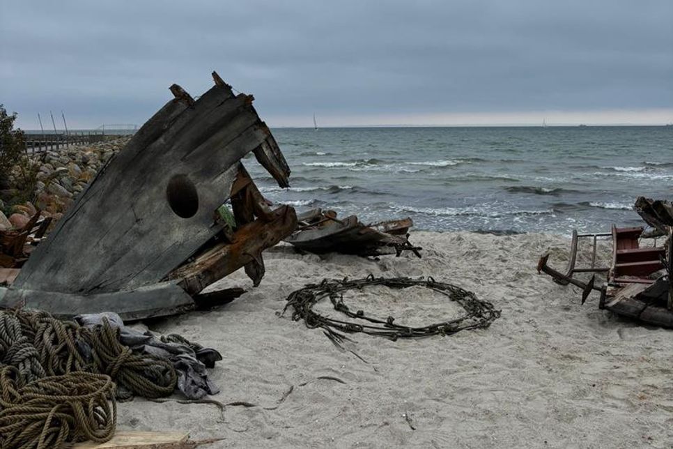 Am Strand wurde ein Schiffswrack und etliche Requisiten aufgebaut.